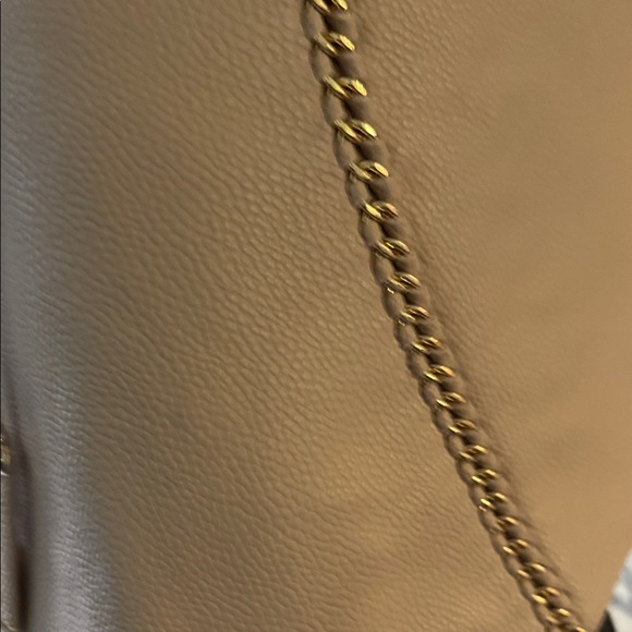 Bagdley Mischka Chic Beige Leather Shoulder Bag with Gold Chain - Picture 11 of 13